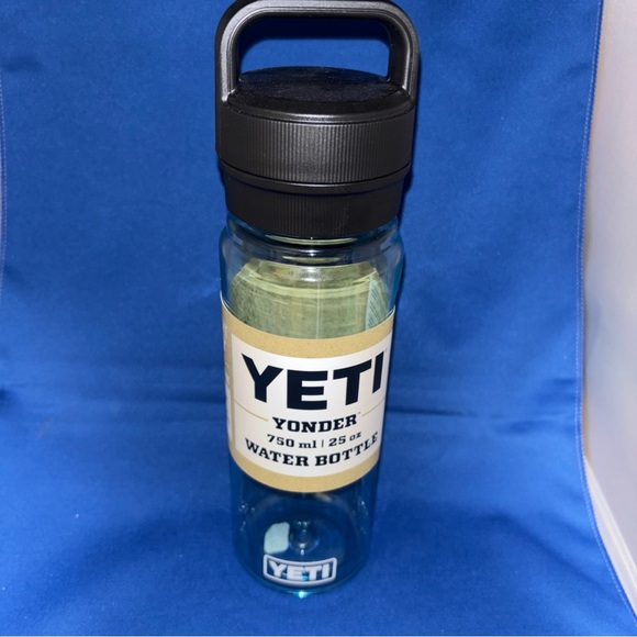 Genuine YETI YONDER™ 25 OZ (750 ML) WATER BOTTLE WITH YONDER CHUG CAP - SEAFOAM - Picture 2 of 8